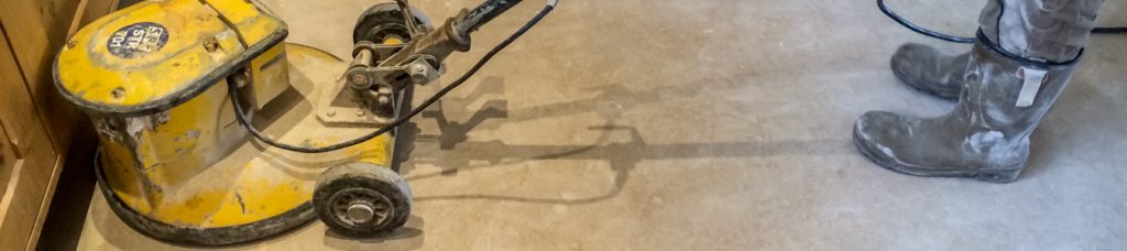 preparing a liquid screed floor for tiling